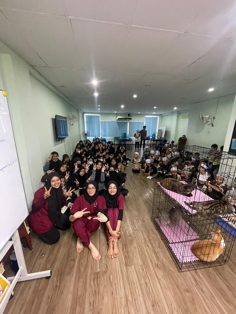 Student interaction during school animal welfare awareness event