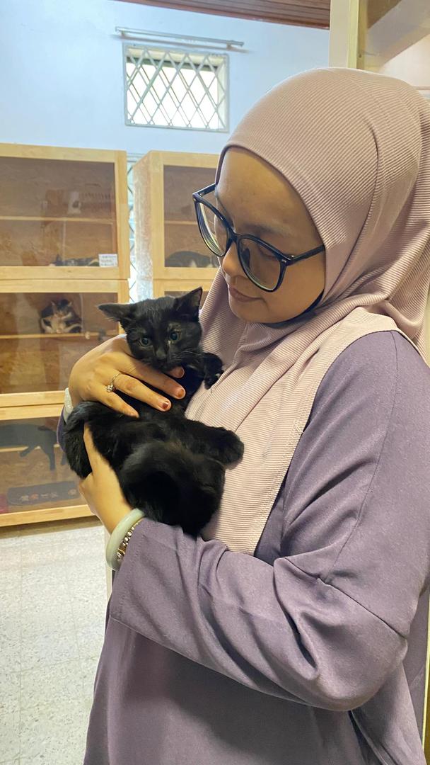 Happy client with pet cat at Catsville SS 14 reception